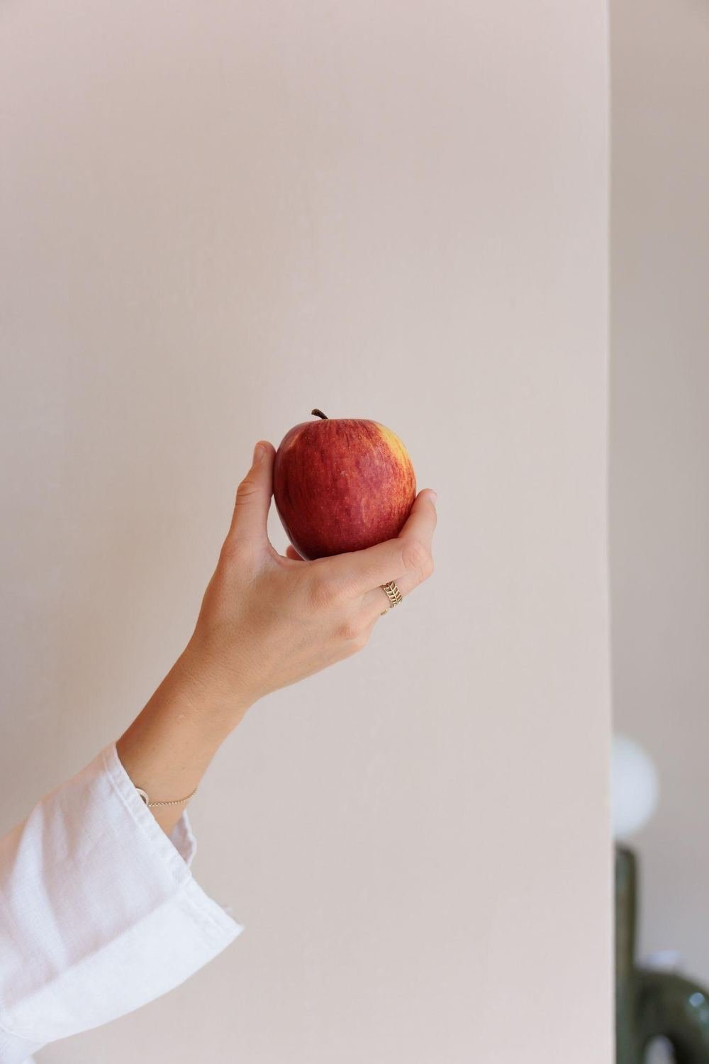Una manzana en la mano